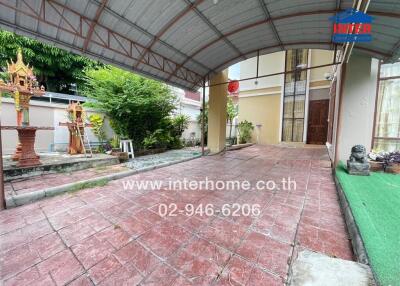 Covered driveway with garden and small shrines