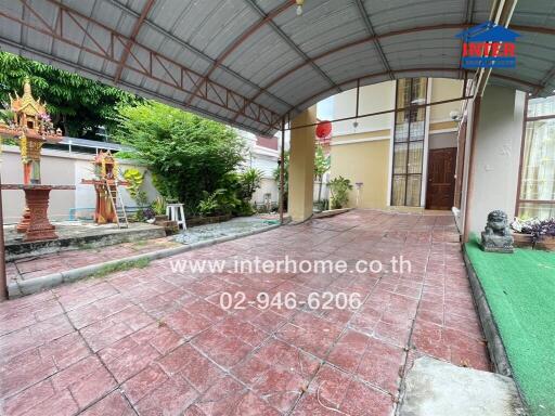 Covered driveway with garden and small shrines