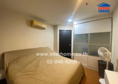 Bedroom with a double bed, air conditioner, closet, and a fan