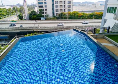 Roof top swimming pool with city view