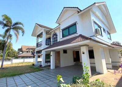 Spacious 3 bedroom for sale home with a large garden, ideal for big families and close to Meechok Plaza, Faham , Muang ,Chiang Mai