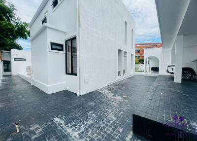 5 Bedroom newly renovated home for sale at World Club Land in Hangdong, Chiang Mai