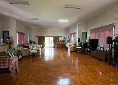 Large property for sale in Nong Han, Sansai. Ideal for develpment as a retirement home, resort or restaurant.