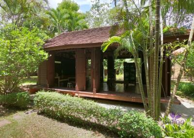 Charming countryside retreat with lots of  mature trees and traditional Thai rice barns at Sanpatong Chiang Mai