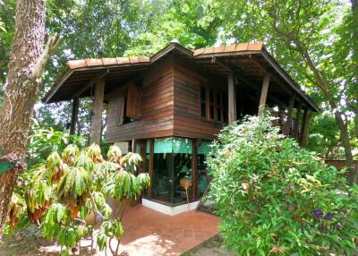 Charming countryside retreat with lots of  mature trees and traditional Thai rice barns at Sanpatong Chiang Mai