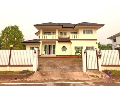 Beautiful large 4 bedroom house for sale with a large garden in Sanphakwan, Hangdong, Chiang Mai