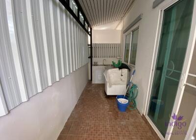 Lovely 3 bedroom townhouse in a quiet Thai neighborhood between Hangdong and the city.