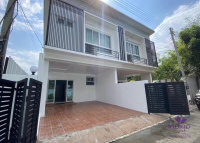 Lovely 3 bedroom townhouse in a quiet Thai neighborhood between Hangdong and the city.