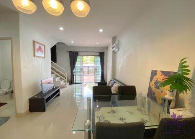 Lovely 3 bedroom townhouse in a quiet Thai neighborhood between Hangdong and the city.