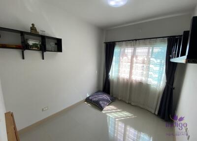 Lovely 3 bedroom townhouse in a quiet Thai neighborhood between Hangdong and the city.