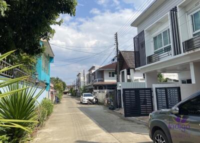 Lovely 3 bedroom townhouse in a quiet Thai neighborhood between Hangdong and the city.