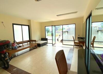 Partly furnished studio ground floor shop front unit for sale at Karnkanok 3 in Jed Yod, Chiang Mai city.