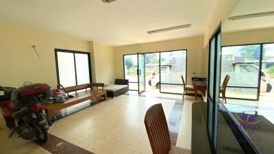 Partly furnished studio ground floor shop front unit for sale at Karnkanok 3 in Jed Yod, Chiang Mai city.