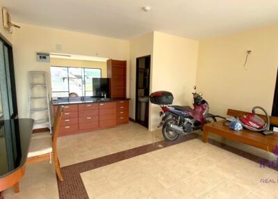 Partly furnished studio ground floor shop front unit for sale at Karnkanok 3 in Jed Yod, Chiang Mai city.