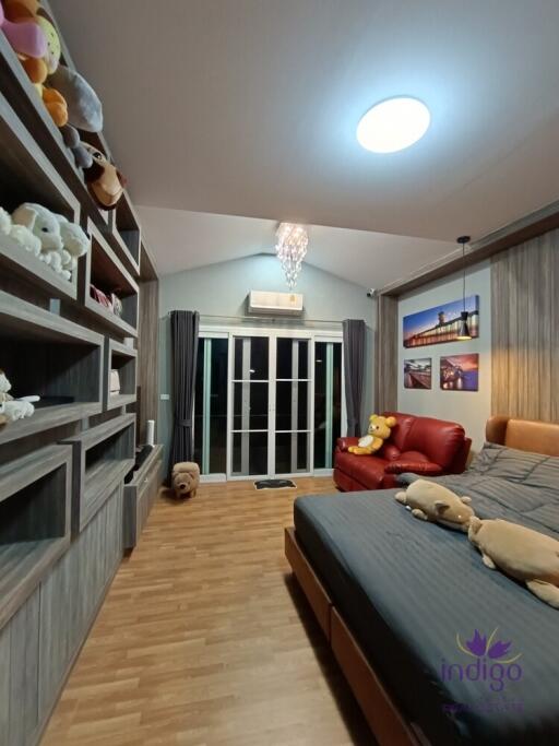 Brand new! Stylishly decorated home in an exclusive community on Hangdong-Samoeng Road. Close to many international schools!