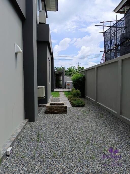 Brand new! Stylishly decorated home in an exclusive community on Hangdong-Samoeng Road. Close to many international schools!