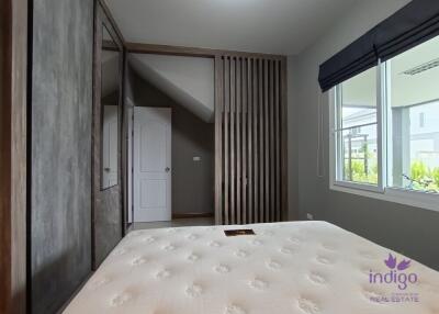 Brand new! Stylishly decorated home in an exclusive community on Hangdong-Samoeng Road. Close to many international schools!