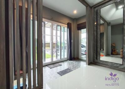 Brand new! Stylishly decorated home in an exclusive community on Hangdong-Samoeng Road. Close to many international schools!