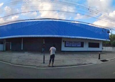 Large building for sale for commercial purposes Great location in Lamphun