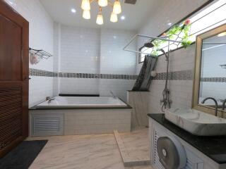 Contemporary Single Storey 4 Bedroom Pool Villa For Sale in Chiang Mai City