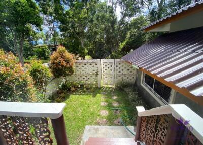 Lovely 1-2 bedrooms split level home amongst trees. The house is on a large property in Mae Rim with a few other houses. Mae Rim Chiang Mai