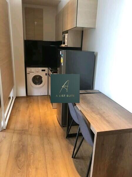 Modern kitchen with dining area