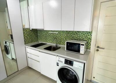 Modern kitchen with tiled backsplash and appliances