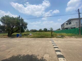 Empty lot for sale with few buildings surrounding the area