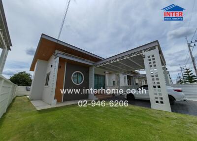 Modern single-story house with a carport and a well-maintained lawn