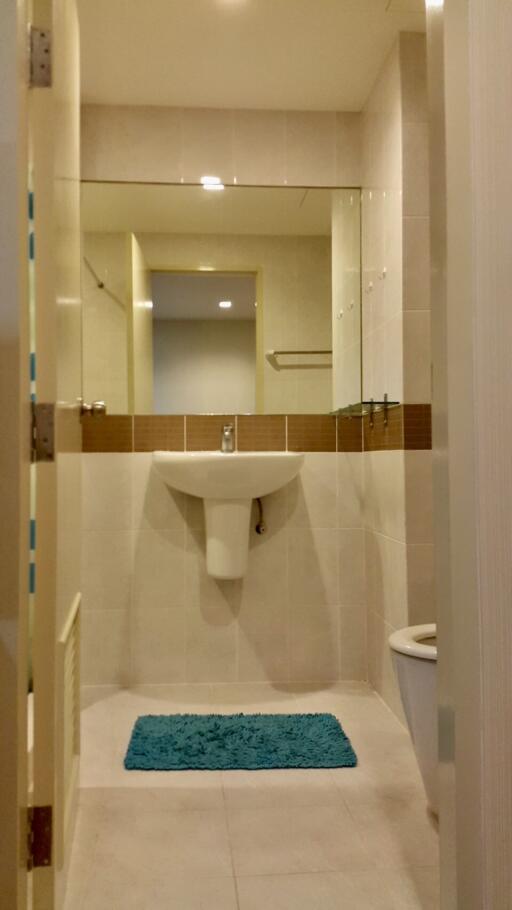 Modern bathroom with sink and mirror