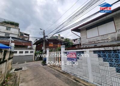 Street view of buildings and houses