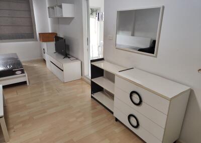 Bedroom with modern furnishings