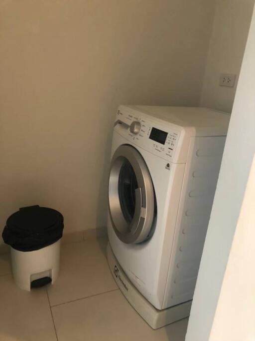 Laundry room with washing machine