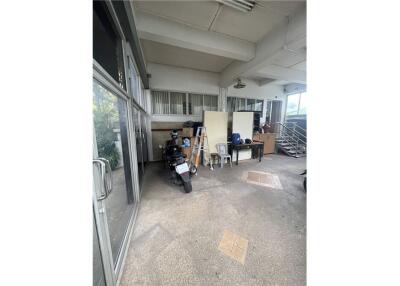 Commercial Building for Sale: Soi Yenakart