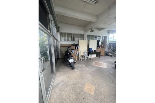 Commercial Building for Sale: Soi Yenakart