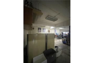 Commercial Building for Sale: Soi Yenakart