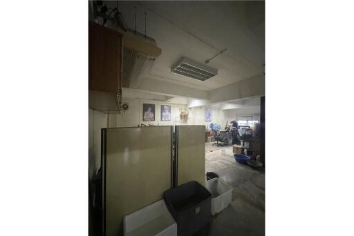 Commercial Building for Sale: Soi Yenakart