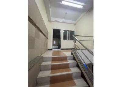 Commercial Building for Sale: Soi Yenakart