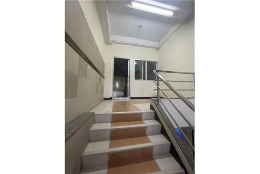 Commercial Building for Sale: Soi Yenakart