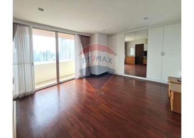 Condo Prime Sukhumvit Nana Big Balcony