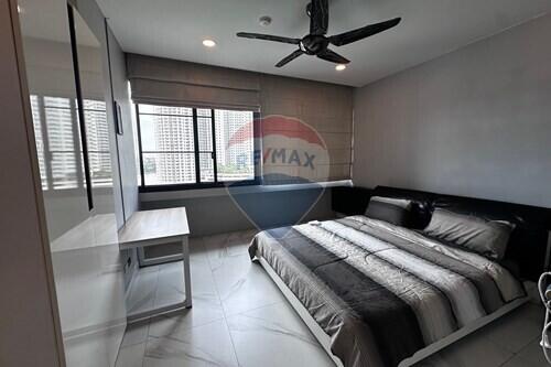 Prime Bangkok Condo: 4BR, 3BA Near BTS Silom