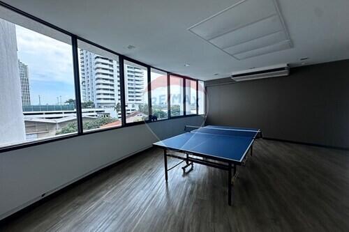 Prime Bangkok Condo: 4BR, 3BA Near BTS Silom