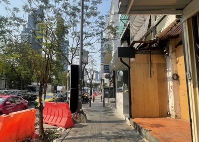 5-Storey Building with Roof Deck for Rent in Prime Location near BTS Chong Nonsi, Perfect for Restaurant or Cafe