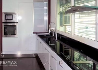 Spacious 3 Bedroom Condo for Rent near BTS Phrom Phong (9 mins walk) - Le Raffine 31