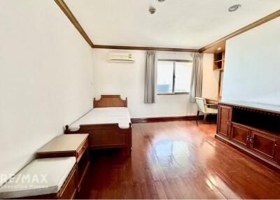 Luxury Condo for Rent in the Heart of Bangkok, 265 Sq.m., 4 Mins Walk to BTS Phrom Phong