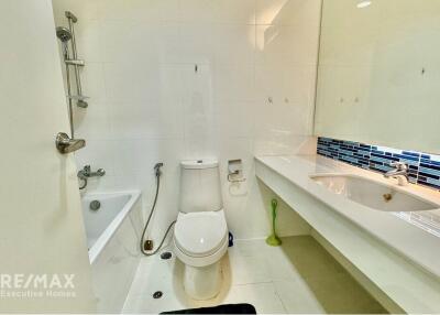 Luxurious 2-BR Condo near BTS Phrom Phong, 4 mins walk