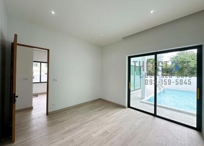 Spacious living room with access to a pool