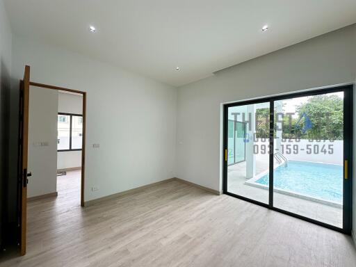 Spacious living room with access to a pool