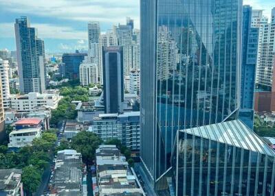 Stunning view of a modern city skyline with tall skyscrapers.