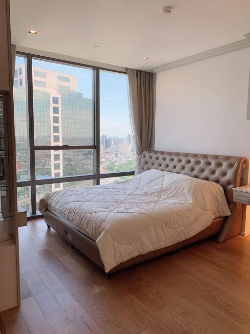 Spacious bedroom with city view